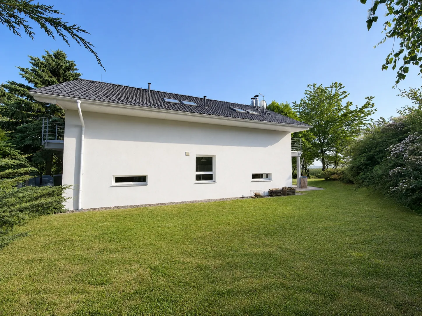 Zahrada a zadní část domu, pozemek 899 m².